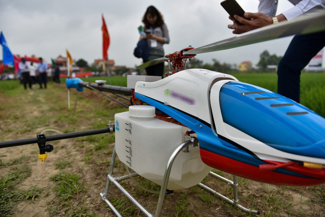 Độ rộng của vòi phun là 6.5 đến 7m, hiệu xuất làm việc từ 1.000 đến 1.300 m2/1 phút. Ảnh: Toàn Vũ.