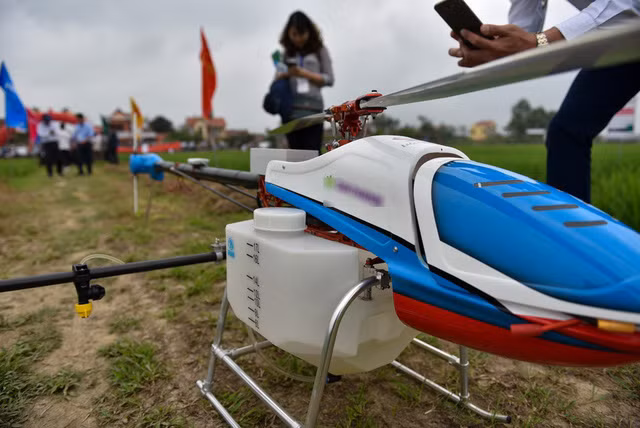 Độ rộng của vòi phun là 6.5 đến 7m, hiệu xuất làm việc từ 1.000 đến 1.300 m2/1 phút. Ảnh: Toàn Vũ.