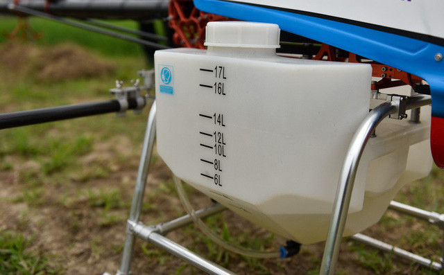 Thể tích bình chứa dung dịch thuốc bảo vệ thực vật là 17 L. Ảnh: Toàn Vũ.