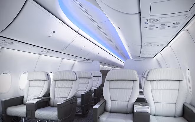 Máy bay được thiết kế thêm một cửa thoát hiểm. Lượng xe đẩy trên B737 Max 200 giảm xuống chỉ còn 5 chiếc, để tăng không gian chứa khách.