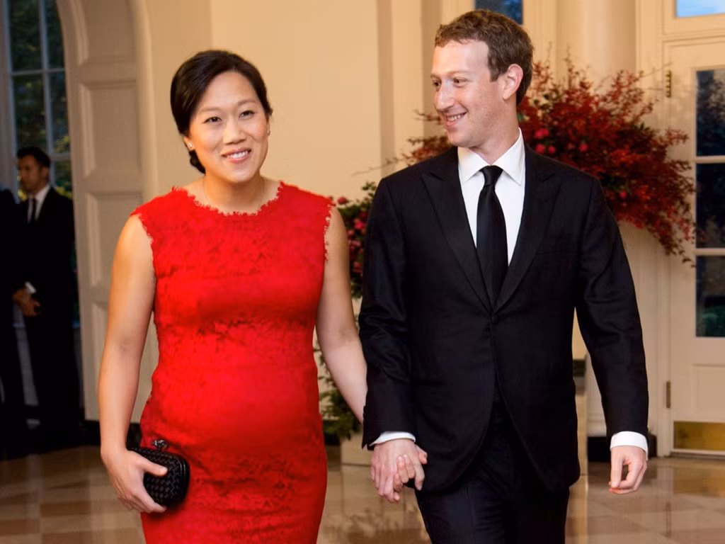  Tỷ phú Zuckerberg đã tự tay thiết kế nhẫn cưới ruby tặng cho cô dâu. Theo tờ Washington Post, món tráng miệng tại tiệc cưới gồm có bánh Burdick Chocolate Mice (bánh truffle Chocolate cỡ nhỏ hình con chuột) - món họ đã ăn trong buổi hẹn hò đầu tiên. Ảnh: AP.