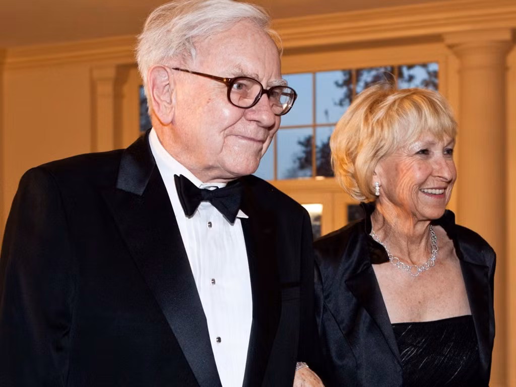 Theo Susie, con gái của Warren Buffett, cha mình đã vài lần nghĩ tới việc kết hôn với Astrid sau khi người vợ đầu qua đời năm 2004. "Ông ấy từng nói về chuyện này vài lần và đó là điều ông muốn làm", Susie Buffett nói với tờ The New York Times. Ảnh: Business Insider.