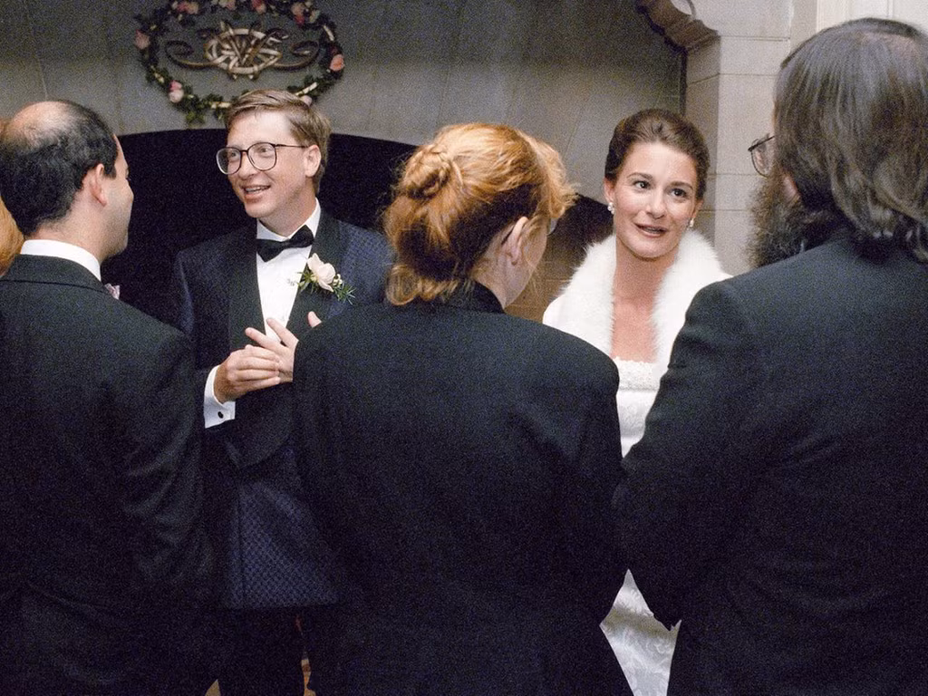 Để bảo vệ sự riêng tư của đám cưới, Bill Gates đã bao trọn tất cả các phòng của khách sạn và tất cả trực thăng bay tới hòn đảo Maui, tránh những vị khách không mời bay tới, Forbes cho biết. Ảnh: AP.