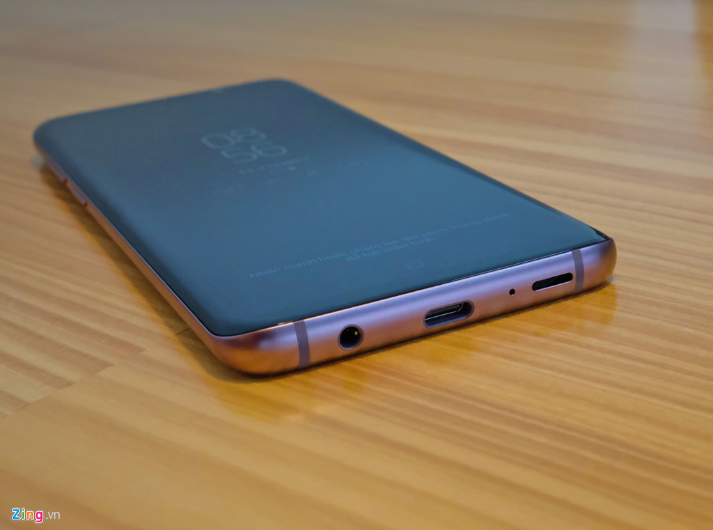 Samsung vẫn tiếp tục sử dụng cống âm thanh 3,5 mm. Đây là chi tiết đang dần bị các flagship trên thị trường loại bỏ dần. Tuy nhiên vẫn có một lượng khách hàng nhất định yêu thích cổng kết nối phổ biến này.