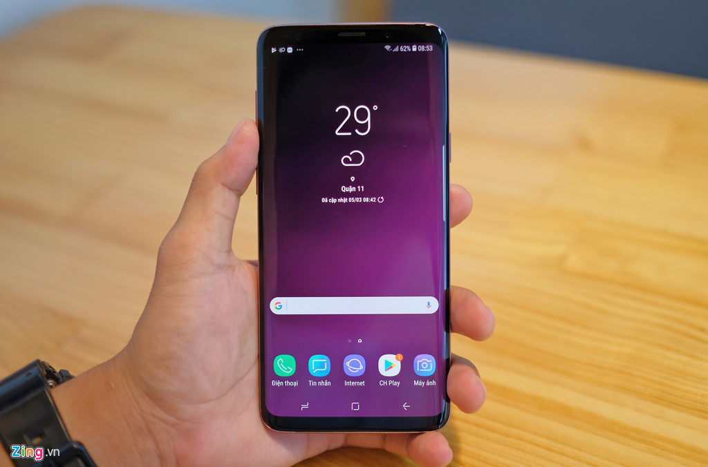 Bên cạnh đó Samsung còn trang bị viên pin 3.500 mAh cùng công nghệ sạc nhanh, sạc không dây. Galaxy S9+ có giá bán cao nhất ở mức 25 triệu đồng cho bản 128 GB tại Việt Nam.