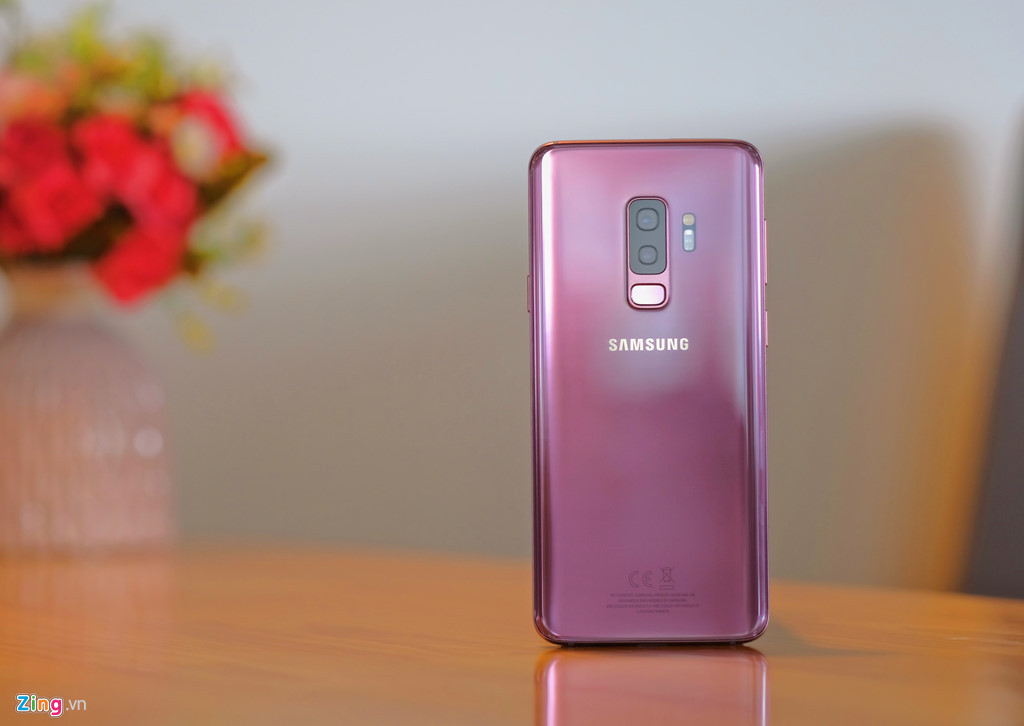 Galaxy S9+ sở hữu tổng thể thiết kế giống S8+. Điểm thay đổi dễ thấy nhất là cụm camera và cảm biến vân tay ở mặt lưng. Vị trí vân tay của máy dễ sử dụng và tránh nhầm lẫn hơn. Bên cạnh đó, Galaxy S9 cũng là model đầu tiên của dòng S trang bị camera kép. Phiên bản m àu tím trên S9+ tươi hơn so với bản Note 8 tím khói.