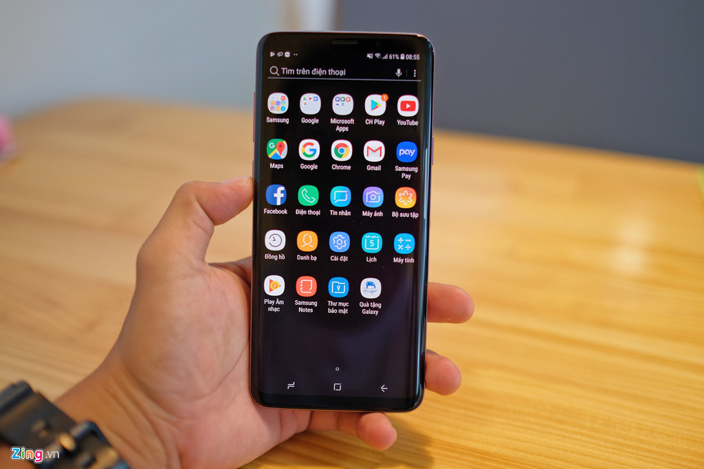 Một điểm thay đổi nhỏ là khung viền Galaxy S9 và S9+ được sơn nhám. Điều này khắc phục được nhược điểm trơn trượt của khung sơn bóng trên Galaxy S8. Ngoài ra các phím tăng giảm âm lượng, Bixby, phím nguồn cũng được kéo dài kích thước giúp dễ thao tác hơn. Tuy nhiên việc chia cắt mặt trước và mặt sau bởi khung nhôm khiến Galaxy S9 cầm hơi cấn tay nhẹ.