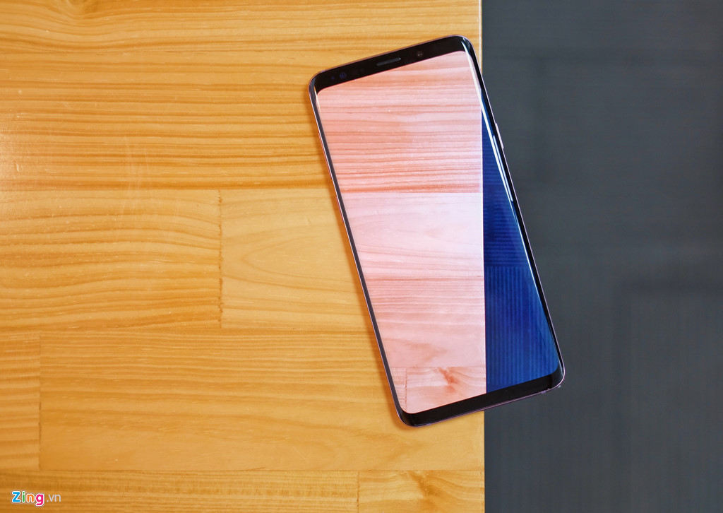 Samsung vẫn đang theo đuổi thiết kế mà hãng gọi là "màn hình vô cực" với viền trên và dưới mỏng, viền cạnh cong tràn. Ngoài ra cạnh màn hình cong còn tạo cảm giác vuốt mượt mà ở viền.