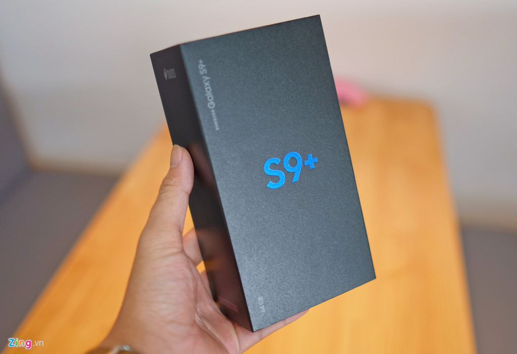 Kể từ thế hệ Galaxy S7, Samsung đã dùng cách đóng hộp với tên máy mạ xanh dương trên nền đen nhám. Galaxy S9 và S9+ bán ở Việt Nam cũng sử dụng lại thiết kế này.