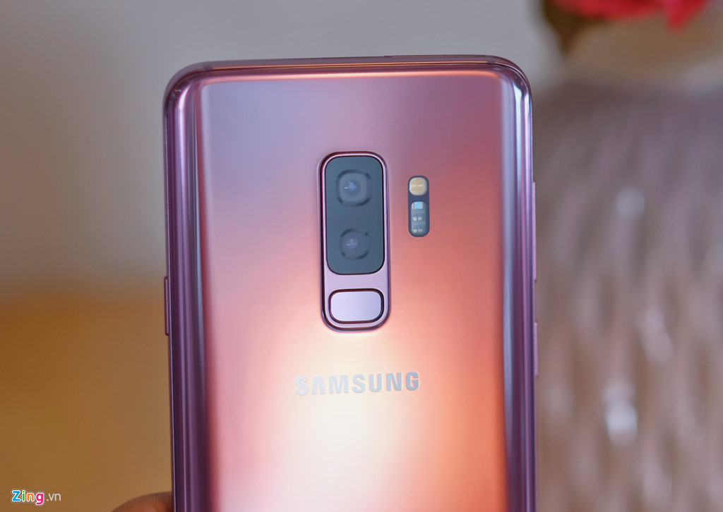 Một trong hai camera trên Galaxy S9+ có khả năng thay đổi khẩu độ từ f/1.5 sang f/2.4 giúp người dùng làm chủ tốt hơn việc chụp ảnh. Bên cạnh đó ống kính thứ hai với khẩu độ f/2.4 cho khả năng chụp tele, chân dung mờ hậu cảnh khá ấn tượng.
