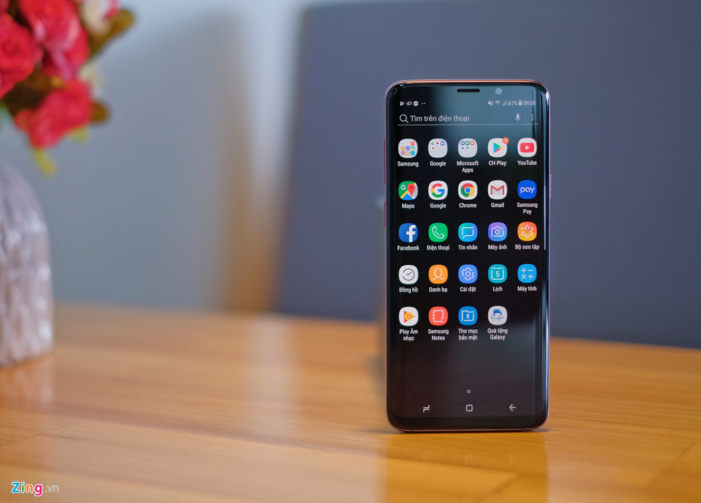 Mặt trước của máy là màn hình Super AMOLED, kích thước 6,2 inch, độ phân giải 2K, cho khả năng hiển thị rực rỡ, màu đen sâu và độ tương phản tốt.