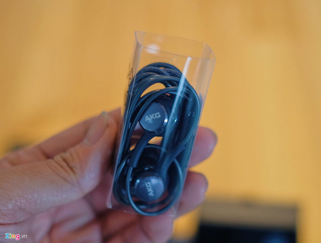 Mẫu tai nghe mang tên AKG cũng xuất hiện bên trong hộp phụ kiện. Loa ngoài của Galaxy S9 và S9+ cũng được AKG cân chỉnh và công suất lớn hơn 40% so với thế hệ trước.