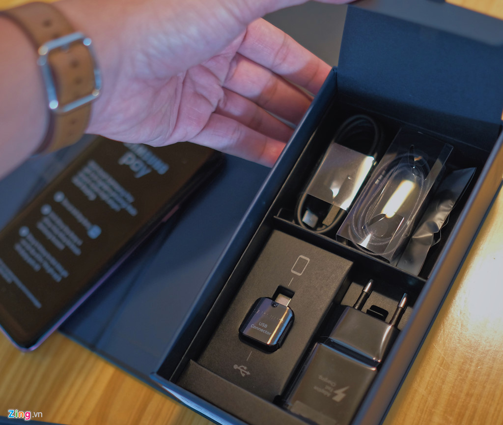 Phụ kiện bên trong gồm có cục sạc nhanh, dây cáp, tai nghe và cổng chuyển OTG. Ngoài ra Samsung còn tặng một ốp lưng cơ bản để bảo vệ máy cho người dùng.