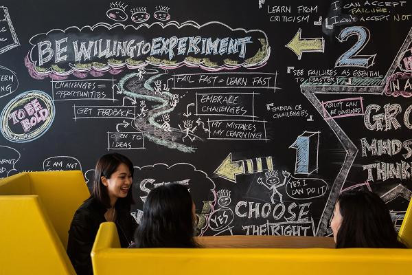 Microsoft sử dụng cả công nghệ trí thông minh nhân tạo để tìm kiếm các ứng cử viên tiềm năng.