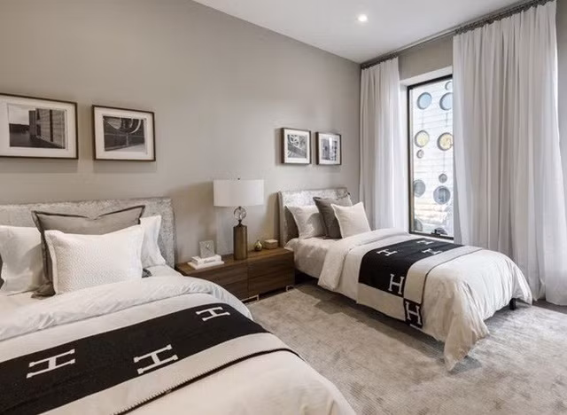 Hình ảnh bên trong một phòng ngủ, màu sắc đơn giản nhưng tinh tế.