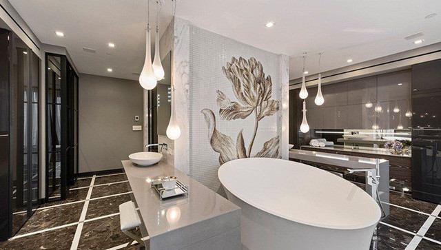 Phòng tắm sang trọng có treo bức tranh khảm đá cẩm thạch Italia làm bằng thủ công.