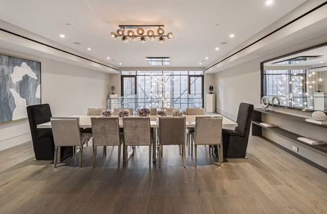 Phòng ăn sử dụng gam màu trầm, đơn giản nhưng vẫn sang trọng.