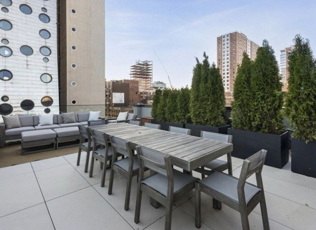 Ngoài ra, dinh thự còn có 169m2 diện tích ngoài trời được thiết kế như một khu vườn nhỏ.