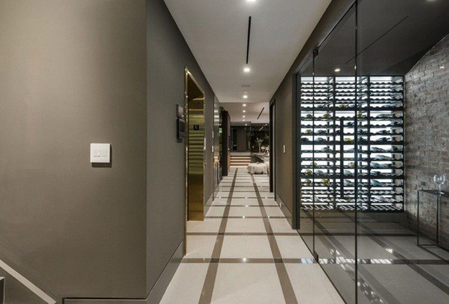 Trong dinh thự có hệ thống thang máy để đi lại.