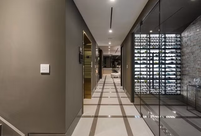 Trong dinh thự có hệ thống thang máy để đi lại.