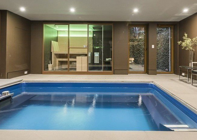 Bể bơi trong nhà rất tiện lợi cho chủ nhân.