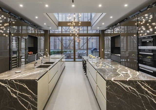 Bên trong dinh thự có 5 phòng ngủ, 11 phòng tắm.