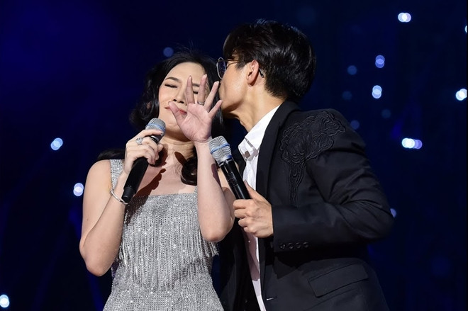  Mỹ Tâm là khách mời nữ duy nhất trong liveshow của Hà Anh Tuấn vào giữa tháng 4 vừa qua. Cả hai song ca nhiều ca khúc như "Đừng hỏi em", "Tình em ngọn nến"...Nam ca sĩ tung hứng ăn ý, nhiều lần thể hiện tình cảm với đàn chị trên sân khấu. Đặc biệt, Hà Anh Tuấn không ít lần hôn trộm "Họa mi tóc nâu" trong lúc đang hát khiến cô bối rối.