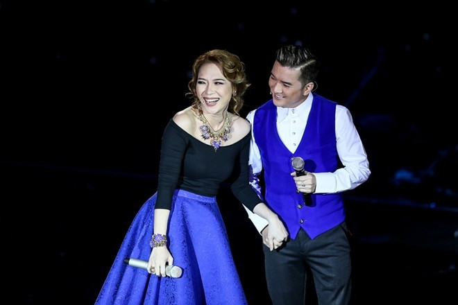 "Ông hoàng nhạc Việt" thừa nhận tình cảm đơn phương dành cho Mỹ Tâm. Được biết, anh đã thổ lộ tình cảm với nữ ca sĩ "Ước gì" cách đây 12 năm. Mr Đàm cho hay, trong album mới vừa phát hành,anh cũng dành riêng ca khúc "Vì sao em xa anh" để đáp lại bài hit "Người hãy quên em đi" của Mỹ Tâm. "Lời bài hát cũng chính là cảm xúc thật của tôi dành cho cô ấy, là câu hỏi mà suốt 12 năm qua, tôi vẫn luôn trăn trở và muốn hỏi Tâm một lần về mối quan hệ của cả hai", Đàm Vĩnh Hưng chia sẻ.