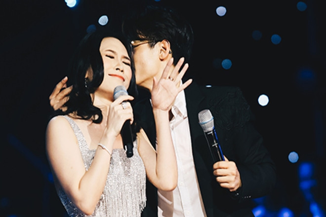 Biểu cảm đặc biệt của Mỹ Tâm khi bị Hà Anh Tuấn cưỡng hôn trên sân khấu.