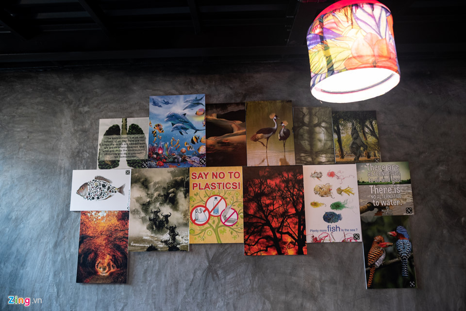 Khẩu hiệu “Không dùng đồ nhựa” được dán ở nhiều vị trí trong quán để mỗi người đến sẽ ý thức được tầm quan trọng của bảo vệ môi trường.