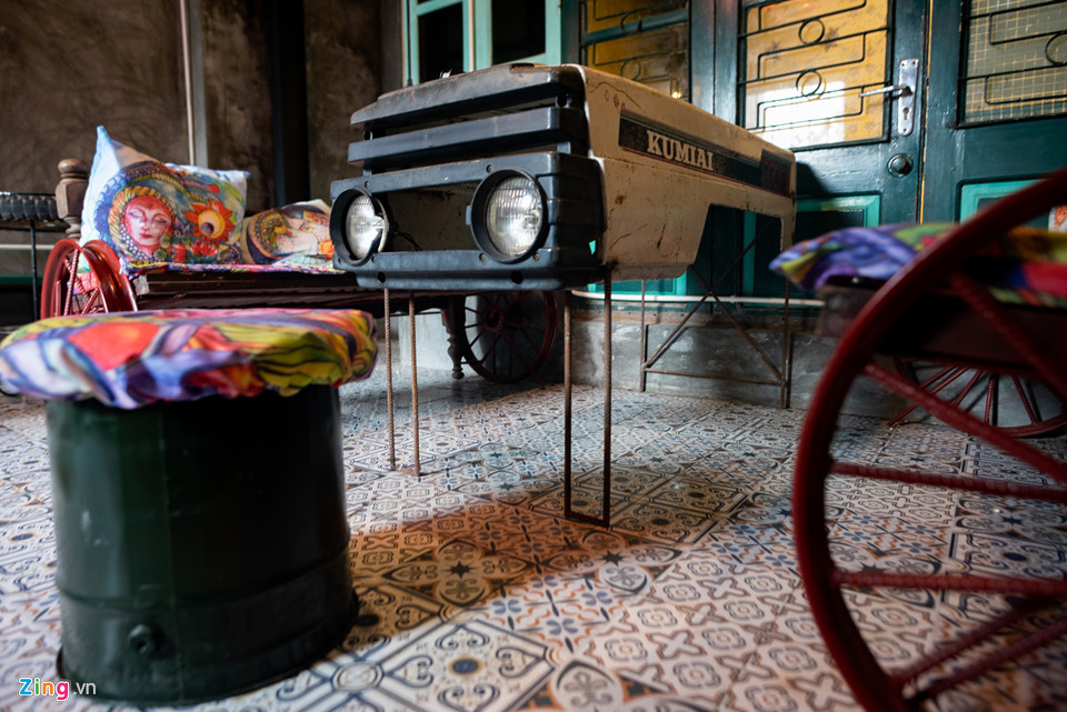 Việc sử dụng vật liệu tái chế và vận dụng tối đa năng suất lao động của bản thân đã giúp anh Thơ tiết kiệm được chi phí đáng kể, giảm một nửa tiền xây dựng cho quán cà phê có quy mô tương đương.