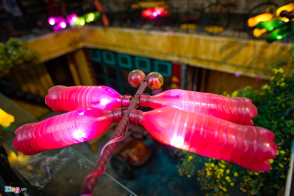 95% nội thất trong quán được làm từ đồ tái chế khiến cho không gian độc đáo và mới lạ.