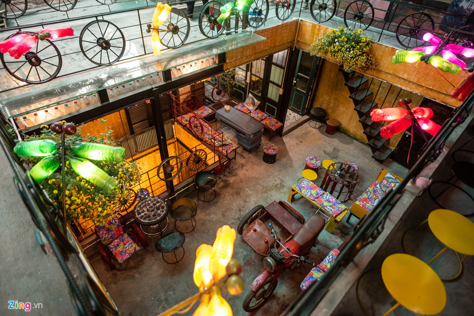 Nằm trong một con ngõ nhỏ phố cổ Hà Nội, quán cà phê này không chỉ là nơi cho bạn đến để cảm nhận được không khí với chất riêng của thủ đô với một style mới lạ, với những đồ uống riêng mà còn là điểm để khách hàng nhìn lại và có tâm thức về việc bảo vệ môi trường và sự phát triển trong tương lai.