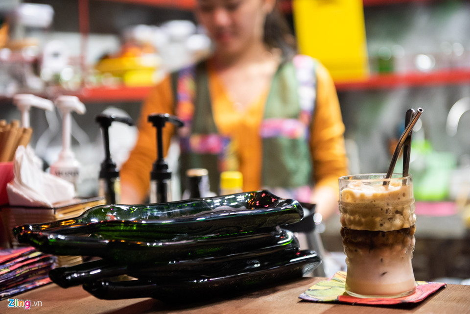 Việc xây dựng quán cà phê tái chế không đơn thuần chỉ là việc ông chủ đi nhặt nhạnh những đồ cũ, đồ bỏ mà còn phải dựa trên 3 tiêu chí độc đáo, là đồ tái chế và có thể tự làm. Để có được 100 chiếc cốc độc đáo, anh đã phải cắt hơn 400 chai rượu và gia công kỹ lưỡng.