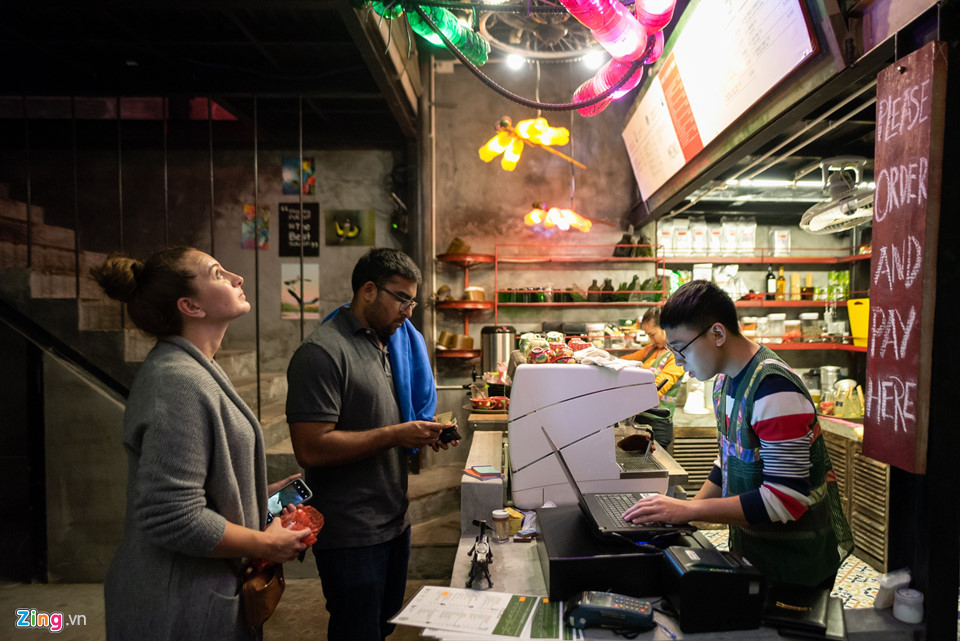 Du khách nước ngoài tới đây cũng không khỏi ngạc nhiên với những chiếc đèn làm từ chai nhựa tạo hình hay máy tuốt lúa được trang trí rực rỡ.