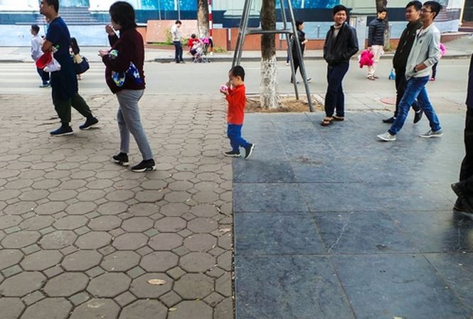 Chi hàng tỷ đồng, nhưng vỉa hè Hồ Gươm vẫn như 'chiếc áo vá' với nhiều loại gạch, đá lát.