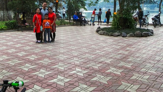 Nhiều chỗ nền gạch vẫn còn đẹp và việc thay thế được nhiều người cho là lãng phí.