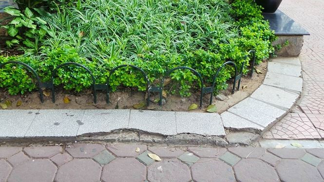 Nhiều chỗ, gạch vỡ vụn xuống cấp.