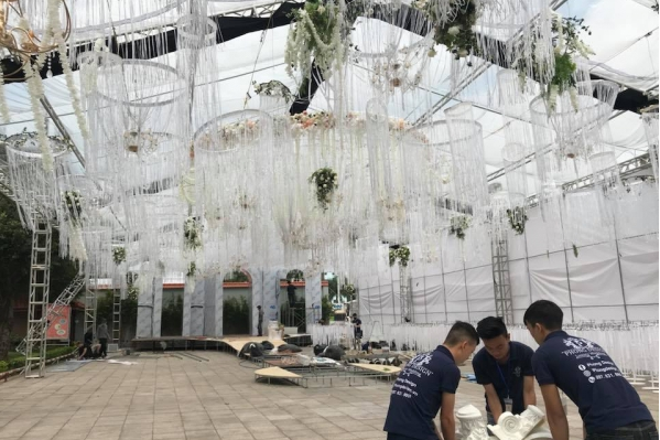 Nhân viên đơn vị tổ chức gấp rút hoàn thành việc chuẩn bị tổ chức tiệc cưới.