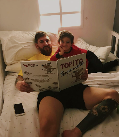 Lionel Messi được cho là đang dùng một chiếc Huawei P10 Plus. Đây cũng là điều dễ hiểu bởi siêu cầu thủ người Argentina đang là đại sứ toàn cầu của Huawei.