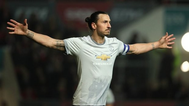 Zlatan Ibrahimovic từng chia sẻ mình có sử dụng một chiếc iPhone vào cuối năm ngoài. Tuy nhiên, đầu năm nay, cầu thủ nổi tiếng này đã chuyển sang dùng series Samsung Galaxy của Samsung sau khi trời thành đại diện thương hiệu này tại khu vực Bắc Âu.