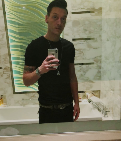 Ozil cũng dùng iPhone X. Anh chọn sử dụng một chiếc iPhone X phiên bản màu bạc. iPhone X hiện là điện thoại cao cấp nhất của Apple.