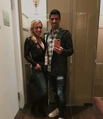 Tiền đạo đội tuyển Uruguay đang sử dụng điện thoại iPhone 8 Plus cùng một chiếc ốp lưng trơn màu.