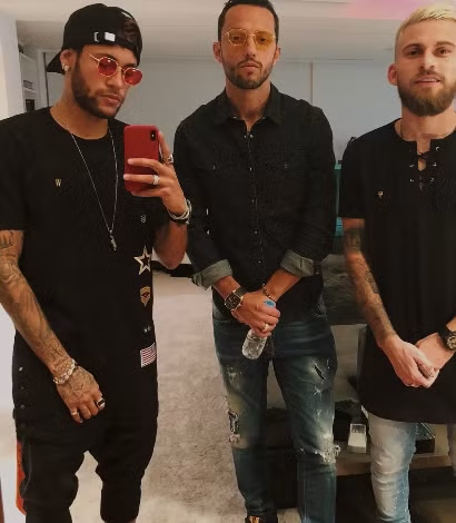 Neymar Jr. chọn cho mình chiếc iPhone X với ốp lưng trơn màu đỏ.