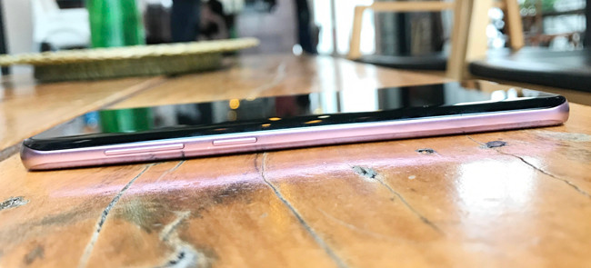 Máy có RAM 6GB, bộ nhớ trong với các tùy chọn 64GB/128GB/256GB, hỗ trợ khe thẻ nhớ Micro SD (lên đến 400GB).