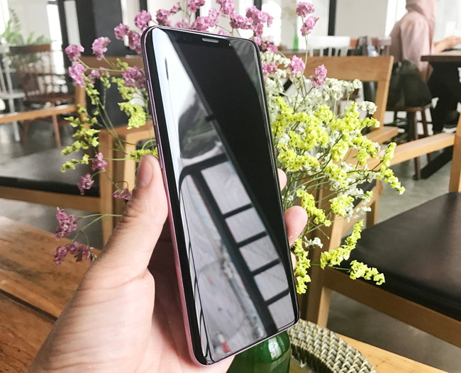  Galaxy S9+ sở hữu vẻ đẹp sang trọng của một thiết bị đầu bảng trên thị trường. Máy có thiết kế cao cấp, tinh tế và sexy bậc nhất hiện nay.
