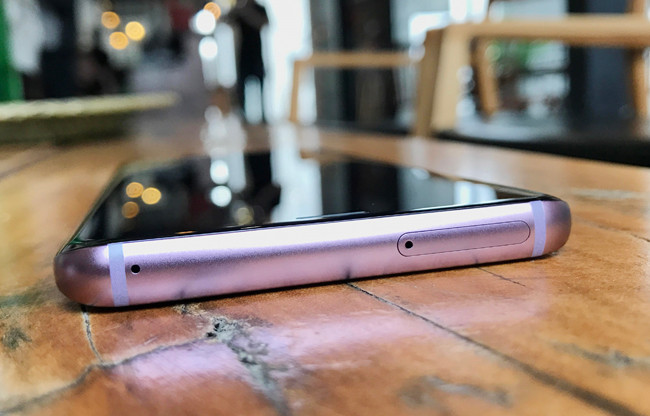 Đỉnh máy là khay SIM.