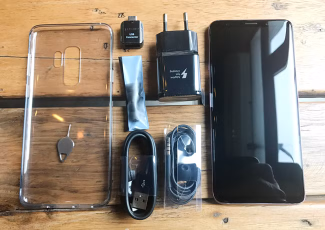 Ngoài chiếc Galaxy S9+ cao cấp, bên trong bao gồm củ sạc, dây sạc, chân kết nối USB, tai nghe, núm tai nghe với hai kích cỡ khác nhau, ốp bảo vệ và một kim chọc SIM.