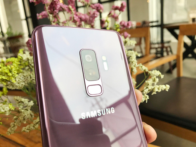 Galaxy S9+ được trang bị camera kép với tính năng Chống rung quang học OIS ở cả 2 camera, Ống kính góc rộng: Cảm biến Dual Pixel 12MP lấy nét tự động siêu tốc và khẩu độ kép F1.5/F2.4, Ống kính Tele: 12MP AF (F2.4). Trong khi camera trước: 8MP AF (F1.7).