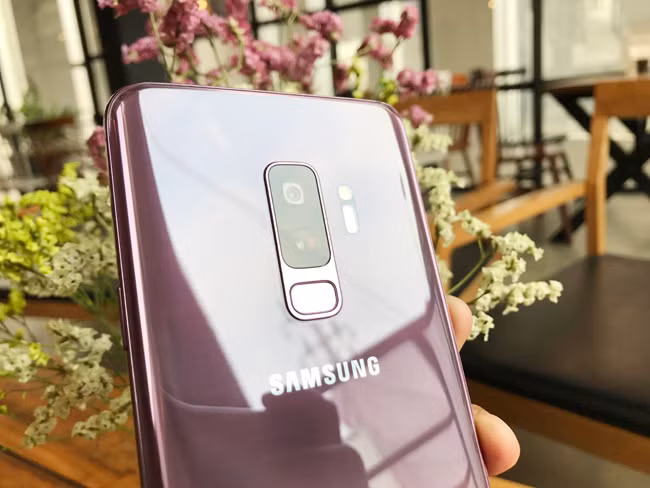 Galaxy S9+ được trang bị camera kép với tính năng Chống rung quang học OIS ở cả 2 camera, Ống kính góc rộng: Cảm biến Dual Pixel 12MP lấy nét tự động siêu tốc và khẩu độ kép F1.5/F2.4, Ống kính Tele: 12MP AF (F2.4). Trong khi camera trước: 8MP AF (F1.7).